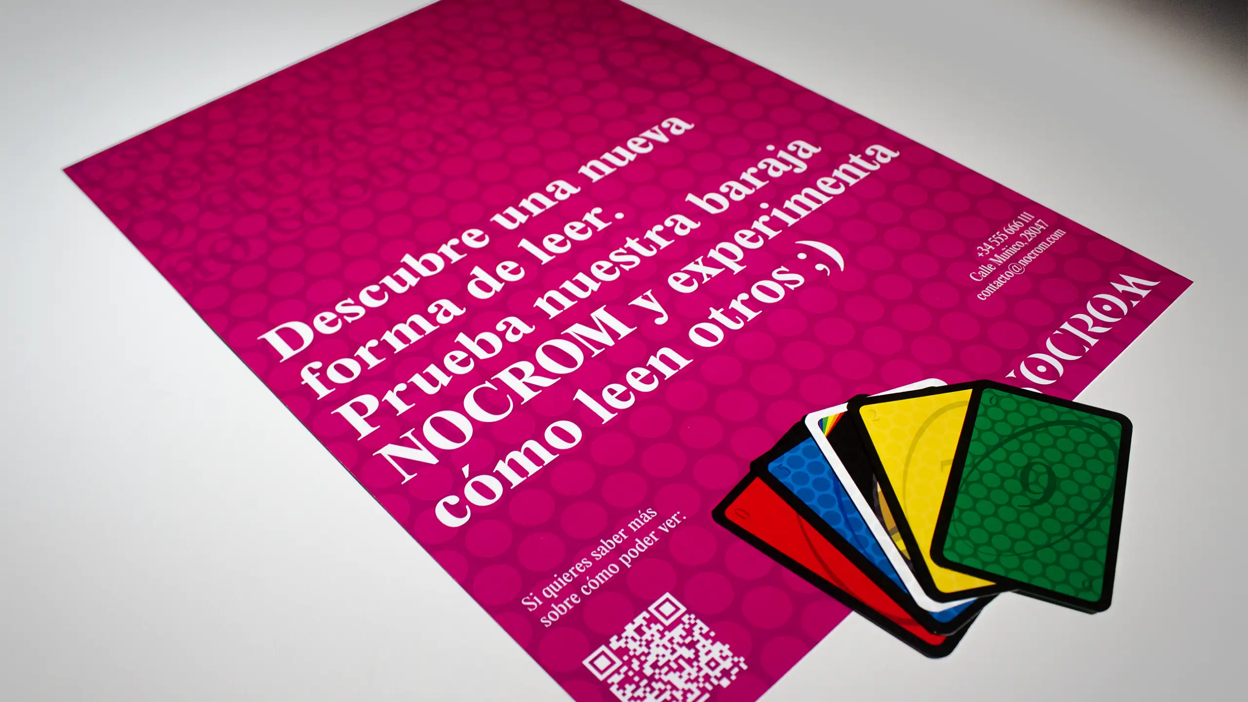 Pieza gráfica de cartelería rosa de la campaña de NOCROM